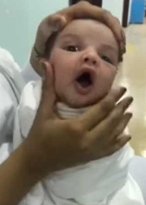 VIDEO: Enfermeras causaron polémica por “jugar” con rostro de bebé
