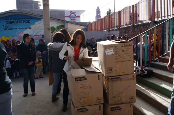 Voluntariado SSP entrega apoyos de la campaña Abriga a un Niñ@