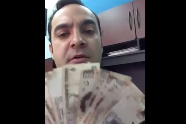 VIDEO: Funcionario de Sonora se abanica con billetes