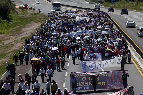 Bloquean autopista México-Puebla por marcha de vecinos de Chalchihuapan