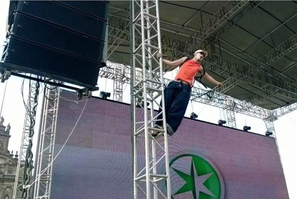 Encarcelan a activista que trepó pantalla en el Zócalo e increpó a Mancera