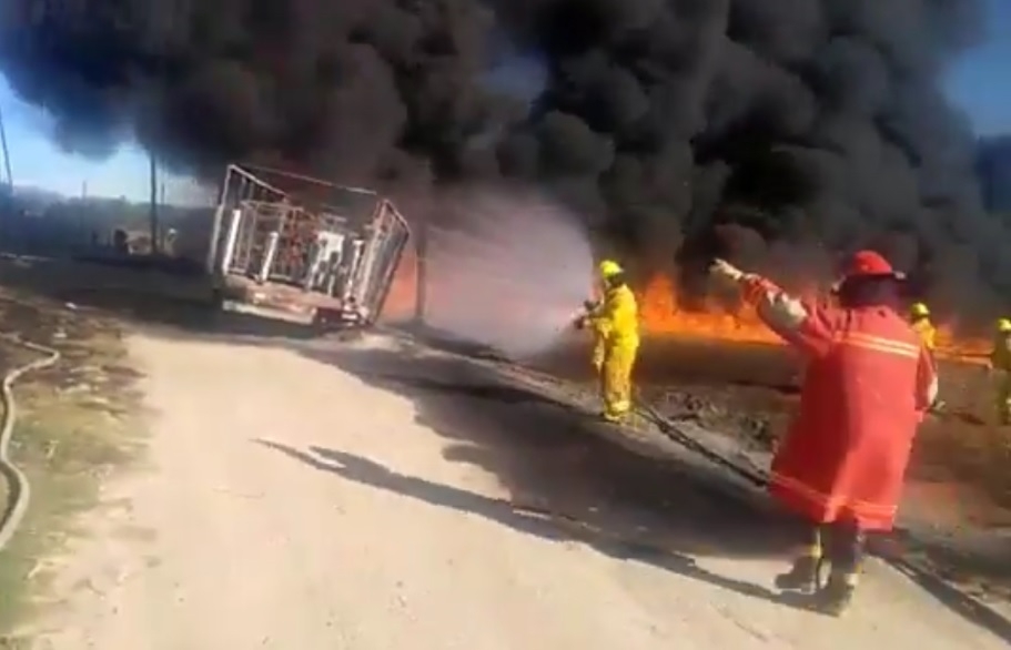 Huachicoleros impiden limpiar tierra contaminada por fugas de combustible