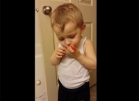 VIDEO: Niño realiza conmovedor “funeral” a su pez