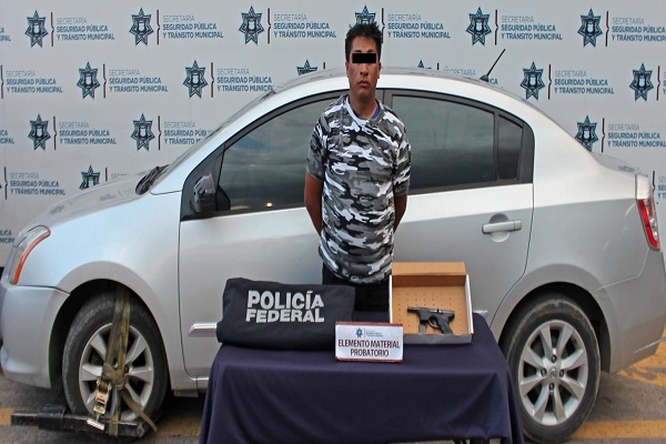 Cayó sujeto con arma de fuego y chamarra de la PF en Bosques de Manzanilla