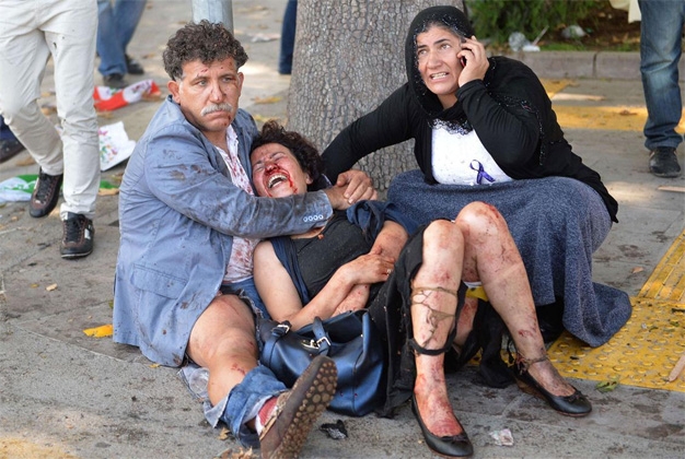 Al menos 95 muertos por doble atentado en marcha en Turquía