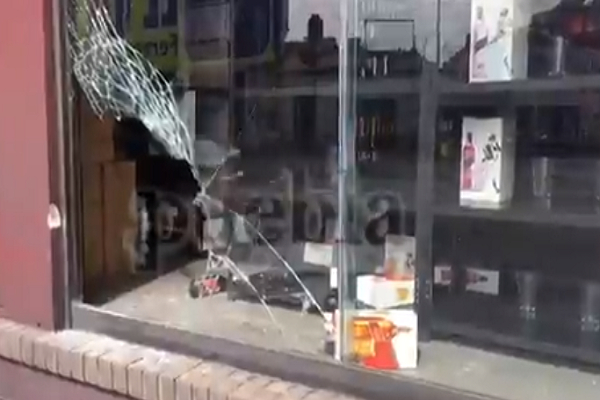 VIDEO: Dan cristalazo a tienda de licores en la colonia Amor
