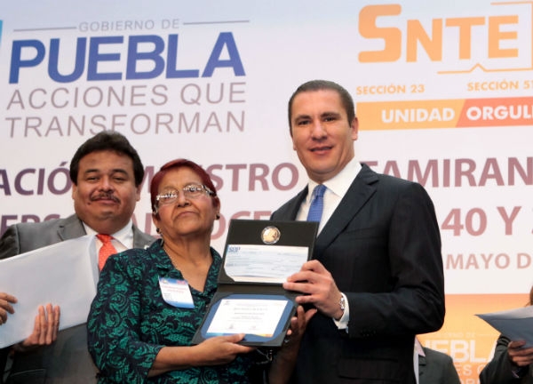 RMV entrega premios a maestros y anuncia inversión de 200 mdp en el ISSSTEP