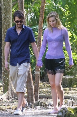 Diego Luna presume romance con Suki Waterhouse en México