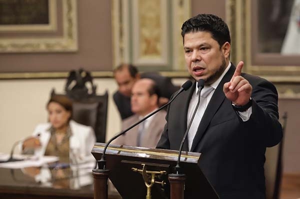 Biestro pretende desde Puebla bajar financiamiento a partidos