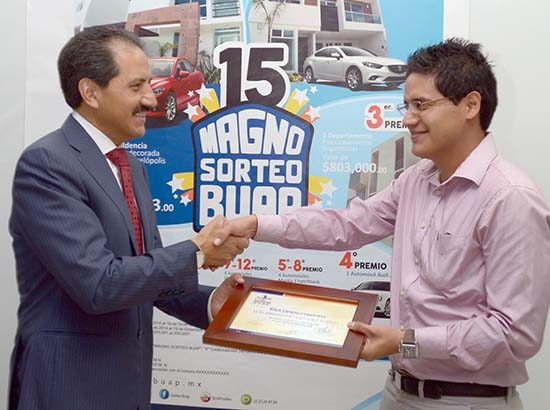 Premian a ganador del concurso “Diseño de Cartel y Publicidad. XV Edición del Sorteo BUAP”