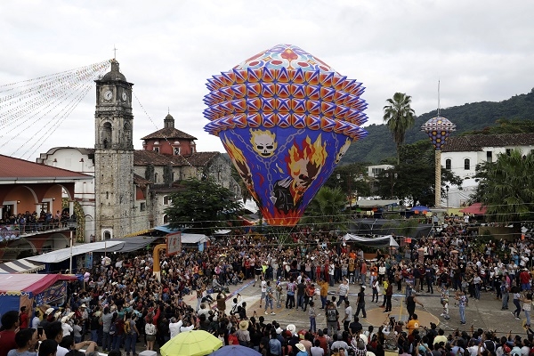 Brillo y color en el Festival Internacional del Globo en Tuzamapan, Puebla