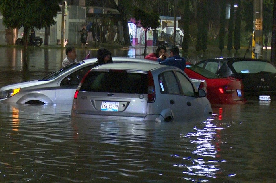 FOTOS: Al menos 10 vehículos varados por encharcamientos en Puebla
