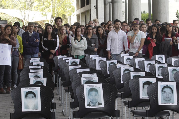 FOTOS: Estudiantes de Puebla se suman a la acción global por Ayotzinapa