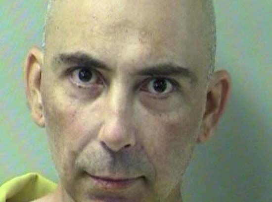 Asesina a su madre con puñal, balas y flechas en Florida