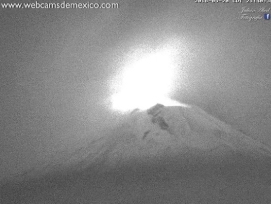 Popocatépetl arroja material incandescente