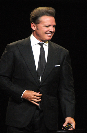 Luis Miguel se deja consentir en su cumpleaños por Paloma Cuevas
