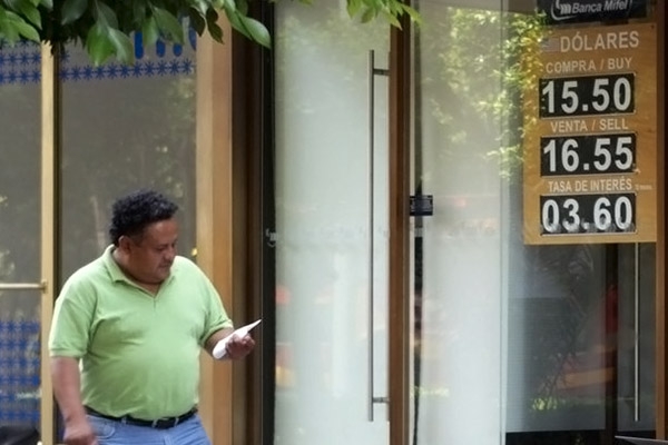 Industriales exigen al gobierno controlar alza del precio del dólar