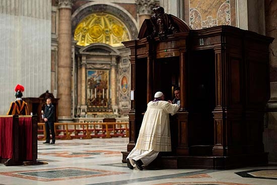 Papa Francisco sorprende al romper el protocolo y confesarse en público