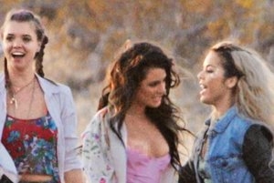 Lea Michele, blusa le dejó seno al descubierto