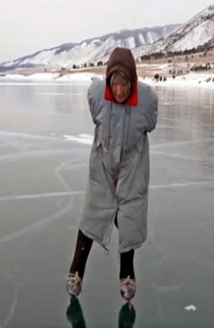 VIDEO: La abuela que sorprende patinando sobre hielo