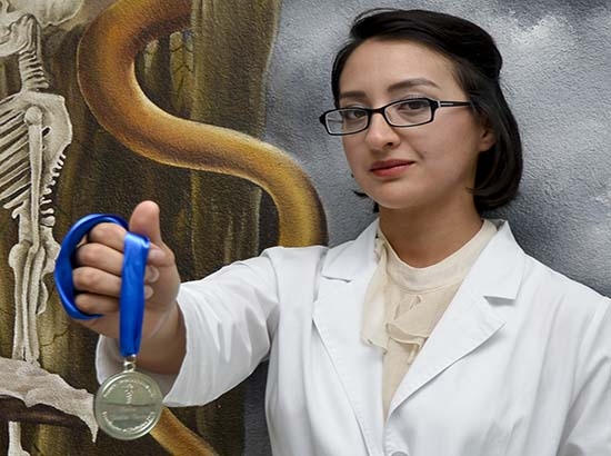 Egresada de medicina de la BUAP, premio Pfizer a la excelencia académica