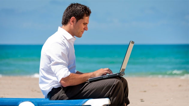 Mexicanos atienden asuntos de trabajo aun en vacaciones