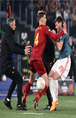 Auxiliar de la Roma agrede a Santi Giménez en la Europa League
