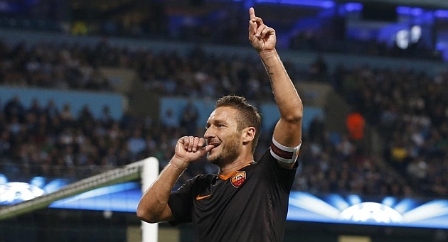 Totti, el jugador más veterano en marcar gol en Champions League