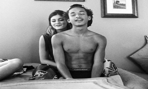 Jaden Smith aparece semidesnudo con hermanastra de Kim Kardashian