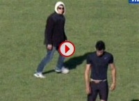 VIDEO: Barristas atracaron a jugador en plena cancha argentina