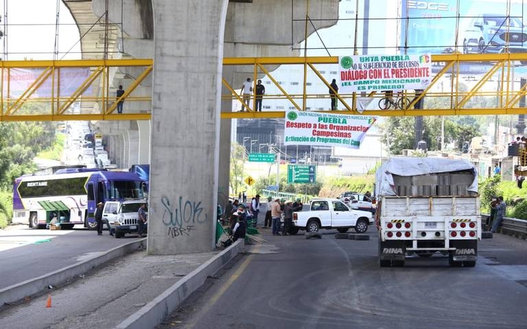 UNTA genera caos cerrando la autopista México-Puebla; VW suspende segundo turno