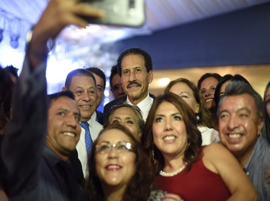 Alfonso Esparza encabeza celebración del Día del Maestro en la BUAP
