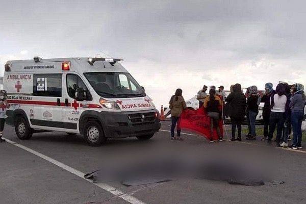 Mueren dos estudiantes de la Normal de Teteles al caer de tráiler refresquero en Amozoc