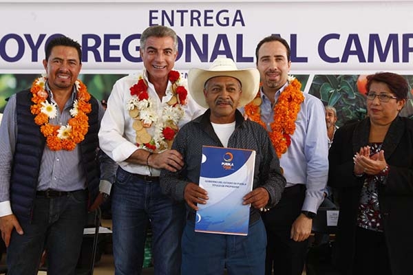 Tony Gali entrega apoyos al campo y la educación en la Sierra Nororiental