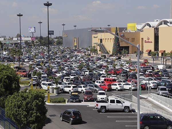 Centros comerciales de Puebla rechazan propuesta de eliminar pago de estacionamiento