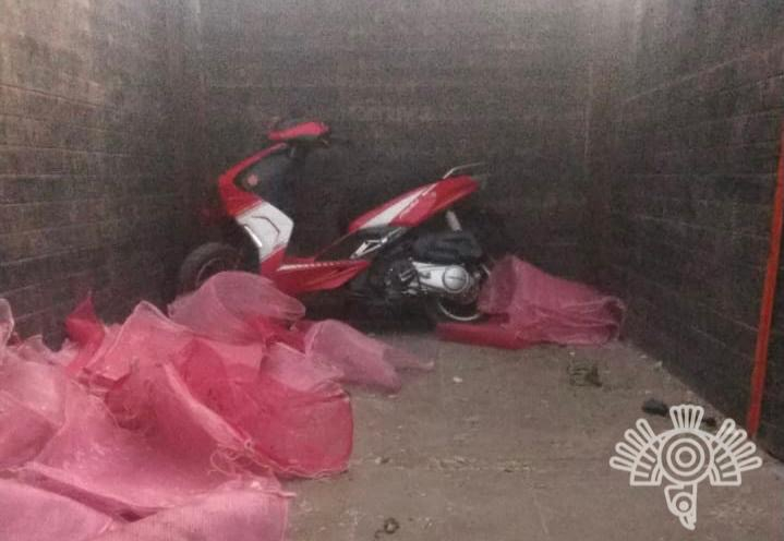 Hallan motoneta robada en camión repartidor que sería utilizado por líder huachicolero