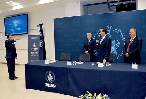 Rector de la BUAP toma protesta al director del ICGDE