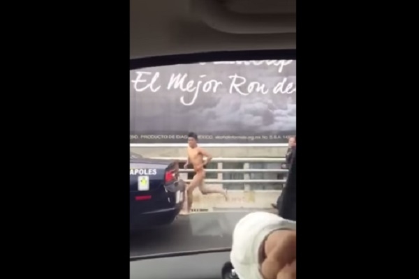 VIDEO: Captan a sujeto desnudo corriendo en Periférico del DF