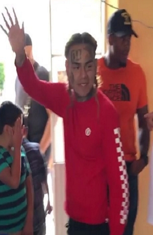 Tekashi 6ix9ine enloquece Atlixco; regaló dólares y conoció a su familia poblana
