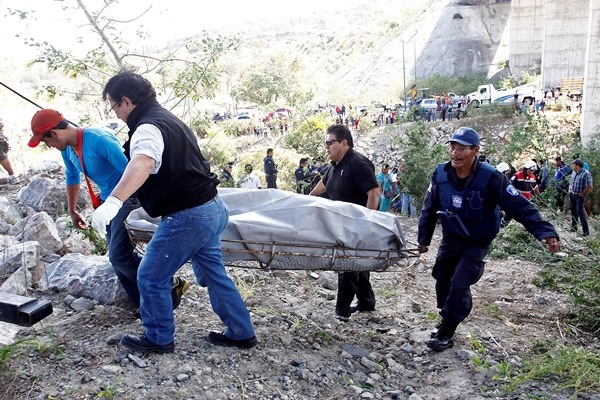 Murió al caer con su camioneta del puente de Clavijero