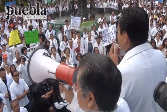 #YoSoy17: Manifestación de médicos en Puebla