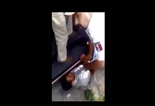 VIDEO: Elementos del INM golpean a migrante sin pies