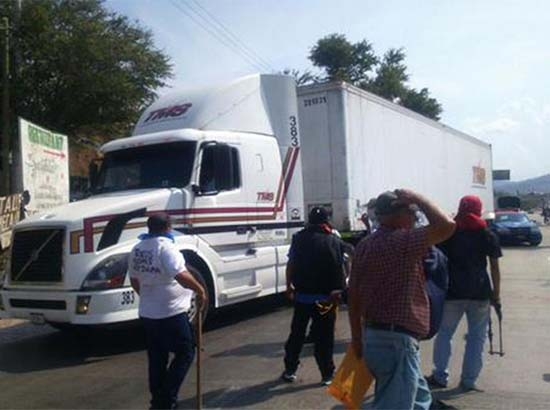 CETEG bloquea los cuatro carriles de la Autopista del Sol