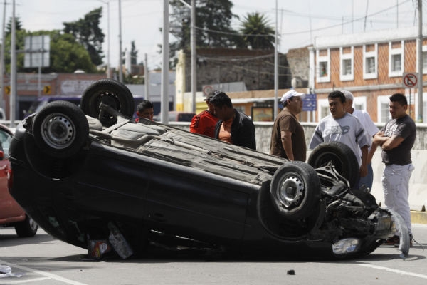 Exceso de velocidad provocó volcadura de vehículo en el Bulevar 5 de Mayo