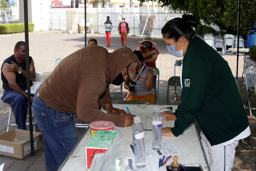 Urgen a refuerzo COVID, vienen nuevas variantes y otra ola de contagios