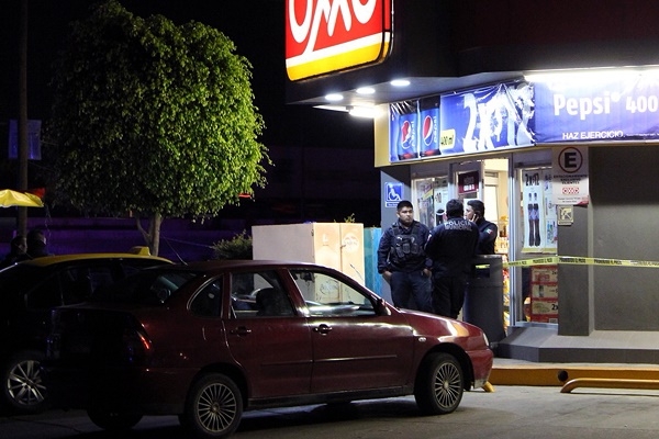 Matan a ladrón y hieren a otro tras frustrar asalto a Oxxo en Los Héroes