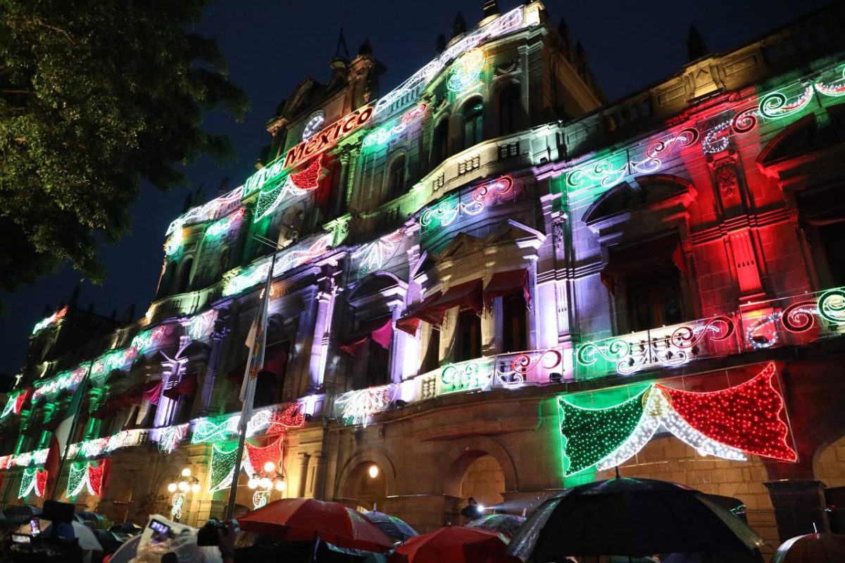 FOTOS: Encienden iluminación por fiestas patrias en Puebla