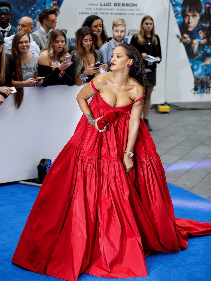 FOTOS: Rihanna lució escote en premier de Valerian and the City of a Thousand Planets