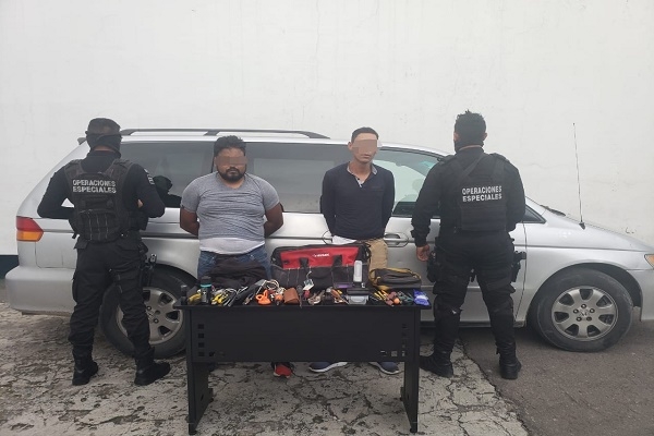 Saquearon un vehículo y fueron detenidos en la colonia Santa María