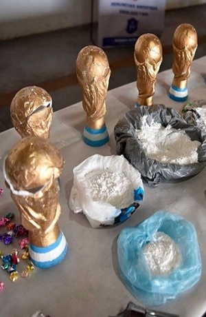 Traficaban droga dentro de copas del mundo falsas en Argentina